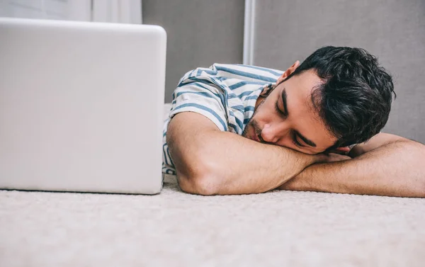 Retrato Jovem Homem Negócios Caucasiano Freelancer Dormindo Perto Laptop Com — Fotografia de Stock