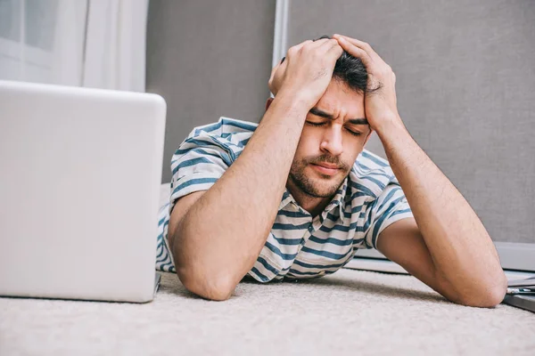 Europeo Uomo Stressato Guardando Esausto Con Mal Testa Coprendo Testa — Foto Stock