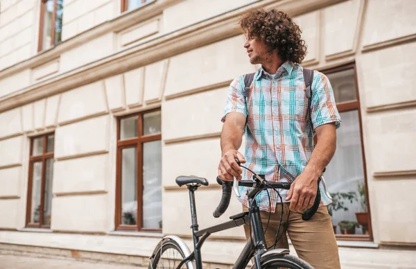 Imagem Jovem Bonito Macho Com Cabelo Encaracolado Com Mochila Olhando — Fotografia de Stock