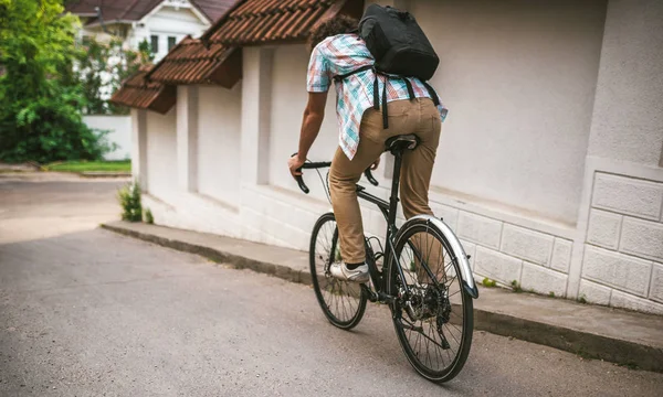 Tiro Cortado Jovem Hipster Bonito Macho Com Cabelo Encaracolado Com — Fotografia de Stock