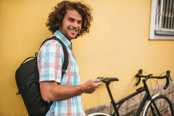 Jovem Macho Hipster Caucasiano Alegre Com Cabelos Encaracolados Navegando Web — Fotografia de Stock