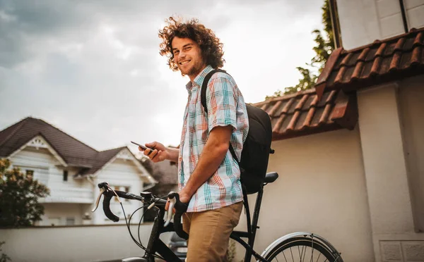 Jovem Hipster Macho Com Cabelo Encaracolado Olhando Para Câmera Montando — Fotografia de Stock