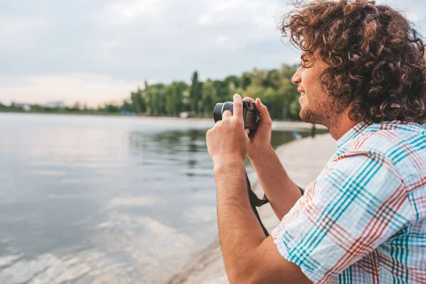 Immagine Giovane Bel Maschio Con Capelli Ricci Controllare Foto Della — Foto Stock