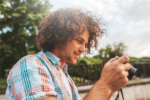 디지털 카메라에서 머리를 남자의 초상화 디지털 카메라 공원에와 캐주얼 셔츠를 — 스톡 사진