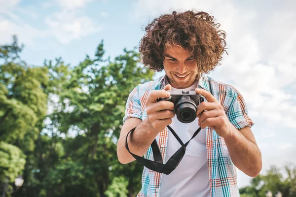 Alt Görünüm Fotoğrafları Dijital Kamerasını Kontrol Kıvırcık Saçlı Beyaz Adam — Stok fotoğraf