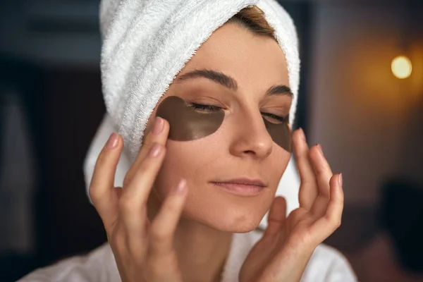 Closeup Portret Van Mooie Vrouw Bad Met Handdoek Kop Zet — Stockfoto