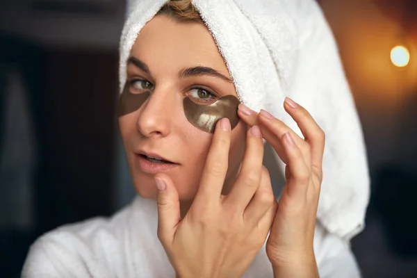 Retrato Recortado Mujer Hermosa Con Maquillaje Natural Pone Parches Área — Foto de Stock