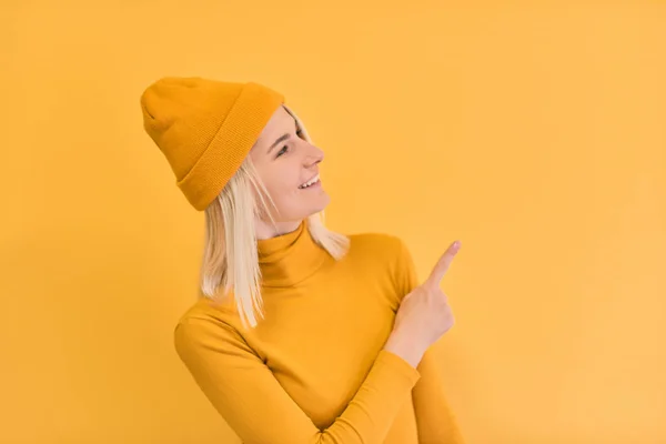 Estúdio Imagem Mulher Branca Sorridente Feliz Com Cabelo Loiro Indica — Fotografia de Stock