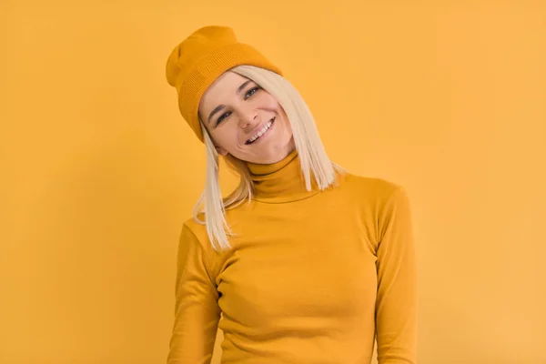 肯定的な笑顔で幸せな白人女の白黒スタジオ ポートレートはブロンドの髪 黄色の壁で隔離 カメラを探しています と感情の概念 — ストック写真