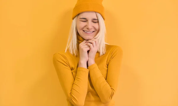 Lystig Blond Kvinne Med Positivt Uttrykk Lukker Øynene Smiler Lykkelig stockbilde