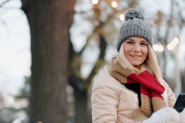 Kafeterya Teras şehir sokakta, otururken metin mesajları gönderme güzel kadın portresi. Güzel kadın akıllı telefon görüşmesi sırasında tatil için kullanma. Telefonda sohbet öğrenci  