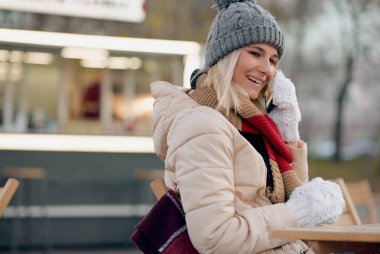 Güzel kadın cep telefonunda kafeterya Teras şehir, otururken sokak söz yatay portresi. Güzel kadın akıllı telefon görüşmesi sırasında tatil için kullanma. Yaşam tarzı  