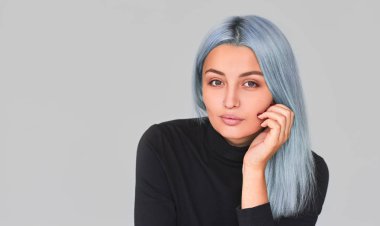 Stüdyo portre Studio kameraya bakarak poz mavi saçlı Genç erkek. Genç kadın tesadüfen gülümseyerek siyahlar giymiş. Alan, reklam metniniz için kopyalayın. İnsanlar duygu kavramı. 