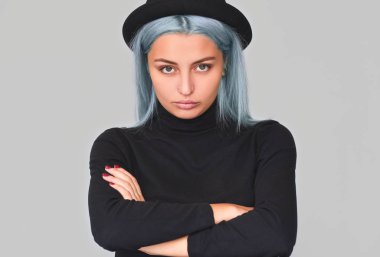 Stüdyo fotoğraf makinesi ciddi ifade ile bakarak mavi saçlı güzel genç genç kadın portresi. Memnun ifade huysuz genç kadın var. Uzay kopyalayın. İnsanlar, yaşam biçimi 