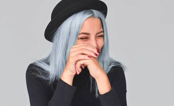 Güzel Genç Kız Giyiyor Balck Şapka Mavi Saç Gülümseyen Gülüyor — Stok fotoğraf