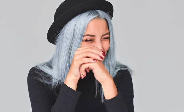 Bella Ragazza Adolescente Con Cappello Balck Capelli Blu Sorridenti Ridenti — Foto Stock