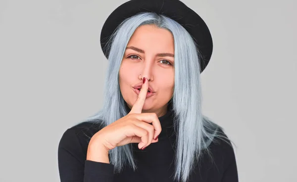 Портрет Голубых Волос Женщины Носит Черную Одежду Показывает Знак Молчания — стоковое фото