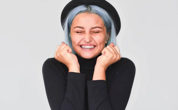 Atractiva Adolescente Feliz Vistiendo Sombrero Negro Con Pelo Azul Sonriendo — Foto de Stock