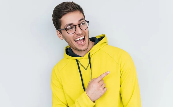 Retrato Hombre Joven Feliz Con Gafas Moda Aisladas Sobre Fondo —  Fotos de Stock