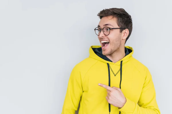 Hombre Joven Feliz Con Gafas Moda Aisladas Sobre Fondo Blanco — Foto de Stock