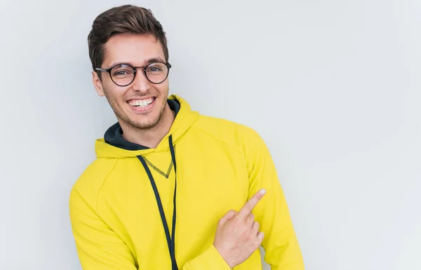 Son moda gözlük takan ve kameraya bakarak genç erkek model portresi 