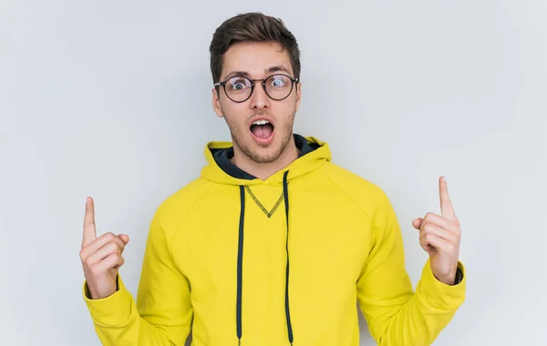 Man Dragen Trendy Ronde Bril Gele Hoodie Geïsoleerd Witte Achtergrond — Stockfoto