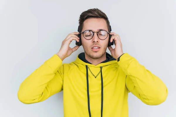 Ung Hane Med Stänger Ögonen Bär Gula Hoodie Med Hörlurar — Stockfoto