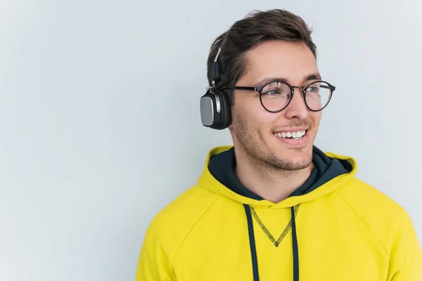 Pria Muda Bahagia Dengan Headphone Yang Diisolasi Dengan Latar Belakang — Stok Foto