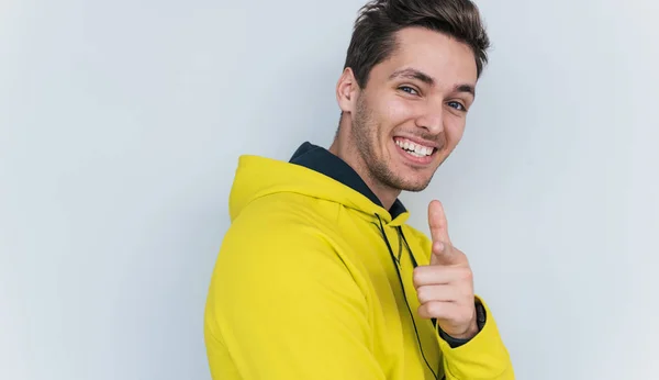 Gelukkig Man Gele Hoodie Met Toothy Glimlach Geïsoleerd Witte Achtergrond — Stockfoto