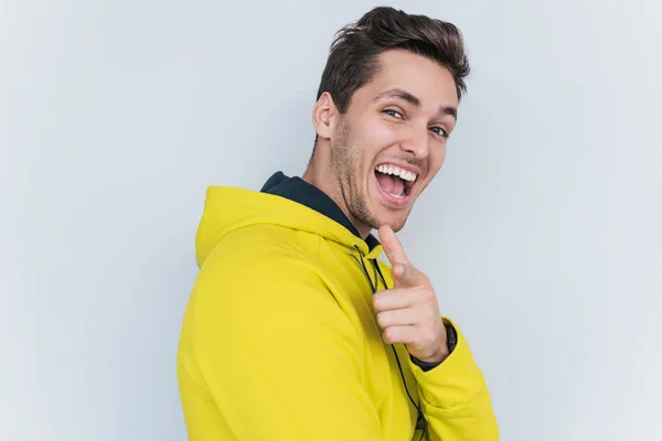 Vrolijke Man Sportieve Gele Hoodie Geïsoleerd Witte Achtergrond — Stockfoto