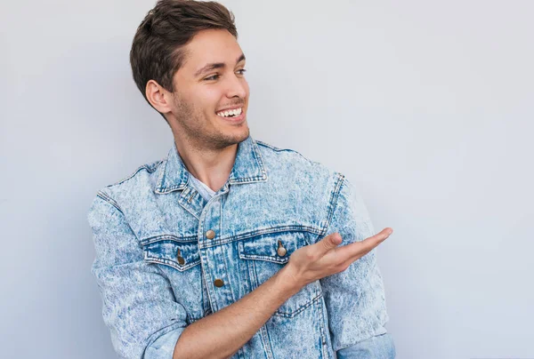 Portret Van Jonge Glimlachend Mannelijk Model Dragen Van Trendy Jeans — Stockfoto