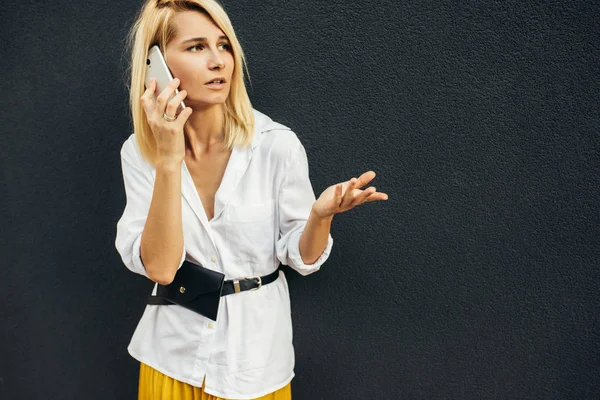 Překvapený Obchodních Žena Vedle Šedé Zdi Při Rozhovoru Chytrý Telefon — Stock fotografie