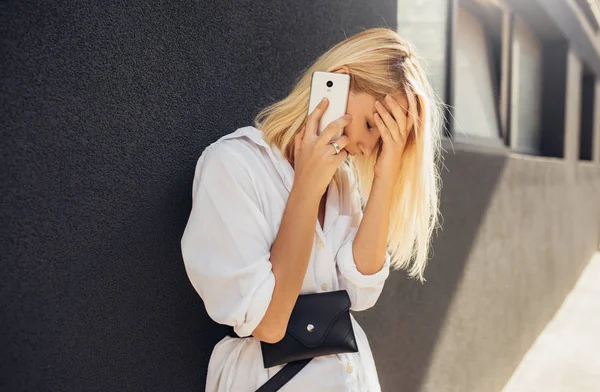 Side View Unhappy Woman Standing Next Gray Wall While Talking — стоковое фото