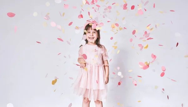 Menina Bonito Com Princesa Coroa Cabeça Jogando Com Confete — Fotografia de Stock