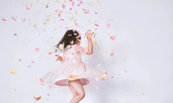 Menina Alegre Dançando Surpresa Confetti Isolado Fundo Branco — Fotografia de Stock