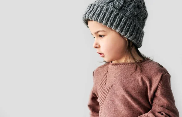 Seitenansicht Des Netten Mädchens Winter Warmen Hut Isoliert Auf Weißem — Stockfoto