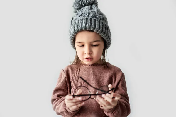 Bonito Menina Jogando Inverno Chapéu Quente Vestindo Suéter Com Óculos — Fotografia de Stock