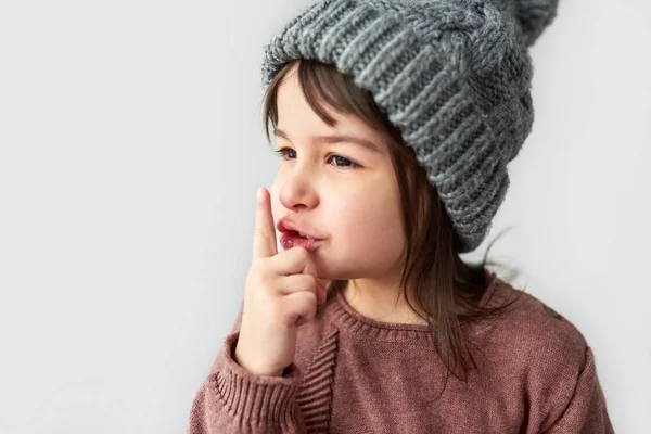 Niedliches Kleines Mädchen Mit Winterwarmem Grauen Hut Trägt Pullover Und — Stockfoto