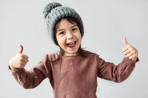 Porträt Eines Glücklichen Mädchens Mit Winterwarmem Grauen Hut Das Pullover — Stockfoto