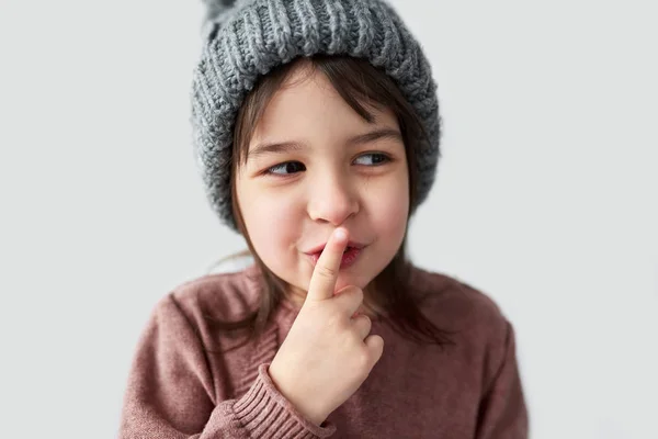 Retrato Menina Feliz Inverno Chapéu Cinza Quente Vestindo Suéter Mostrando — Fotografia de Stock