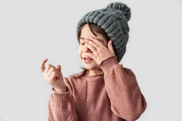 Retrato Menina Bonito Inverno Chapéu Cinza Quente Vestindo Suéter Arranhando — Fotografia de Stock