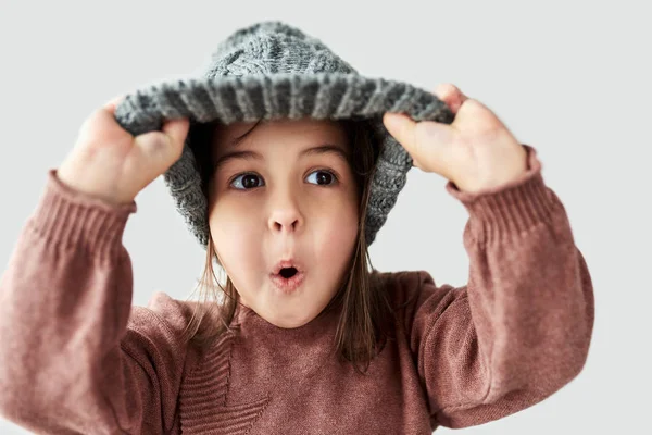 Porträt Eines Kleinen Mädchens Winterlichen Grauen Hut Mit Überraschtem Gesicht — Stockfoto