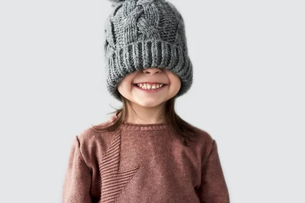 Menina Engraçada Olhos Escondidos Inverno Chapéu Cinza Quente Sorrindo Vestindo Imagem De Stock