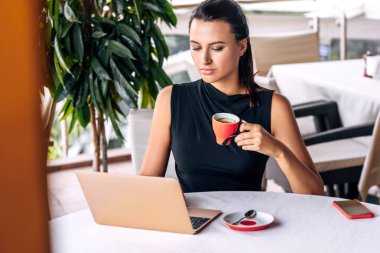 işkadını kafe, seçici odak içinde laptop ile çalışma