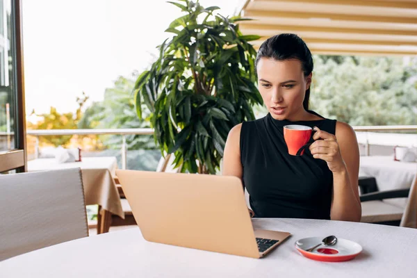 Деловая Женщина Работающая Ноутбуком Кафе Избирательный Фокус — стоковое фото