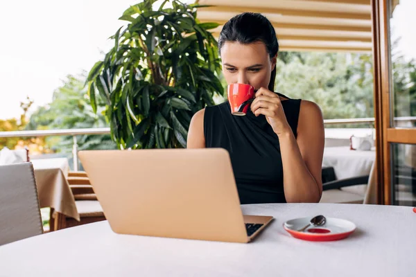 実業家 選択と集中のカフェでノート パソコンでの作業 — ストック写真
