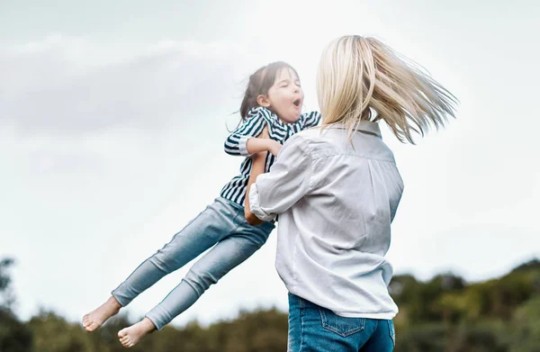 Zewnątrz Obraz Szczęśliwy Córeczkę Grając Matką Uśmiechający Się Parku Kochać — Zdjęcie stockowe