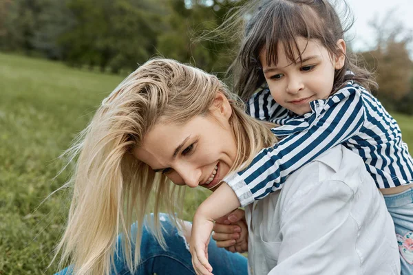 Image Une Belle Petite Fille Heureuse Embrassant Mère Dans Parc — Photo