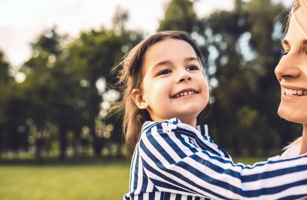 Belle Petite Fille Heureuse Embrassant Mère Dans Parc Une Mère — Photo