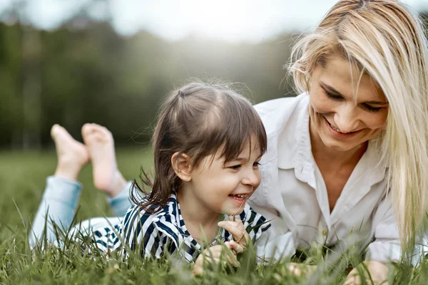 Imagen Niña Feliz Acostada Hierba Verde Jugando Con Hermosa Madre — Foto de Stock